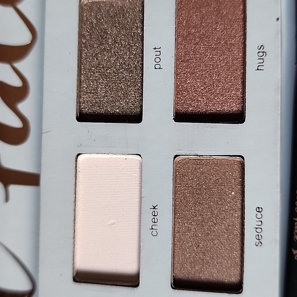 New Doll Face neutral Eye Shadow Palette - Picture 3 of 15